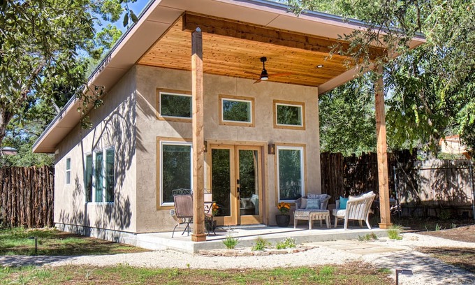West Oak Hill Cottage | Serene studio nestled in nature