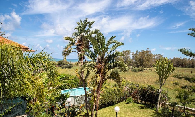 Acquedolci Villa | AMAZING VILLA WITH GARDEN ON THE BEACH