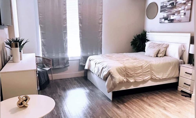 Uptown Apartment | Downtown Dallas luxury unit