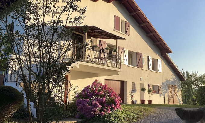Domezain-Berraute Apartment | Grand Appartement de Standing, au 1er Étage D'une Maison Basque Avec Piscine