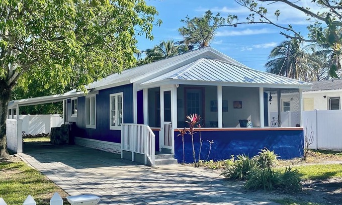 East Naples Cottage | Mango Tree Cottage close to Old Naples and Beach