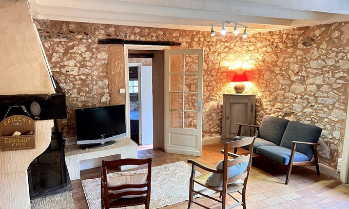 Monflanquin House | Holiday Home 'Gite Triguedina 6 Personnes Piscine' with Private Pool, Private Terrace and Wi-Fi