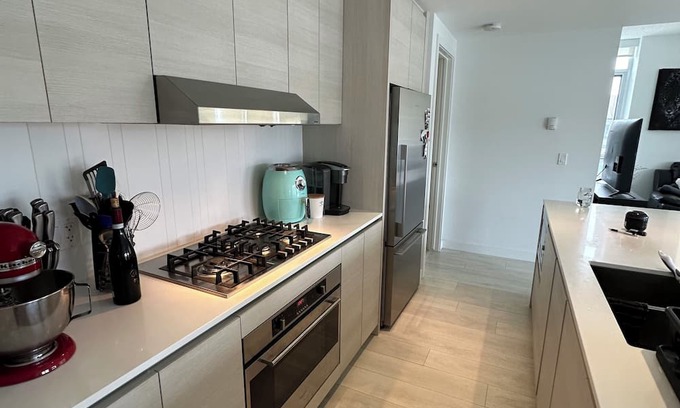 Lower Mount Royal Condo | Heart of Downtown Calgary, beside 17 ave, close to all city centre and trails