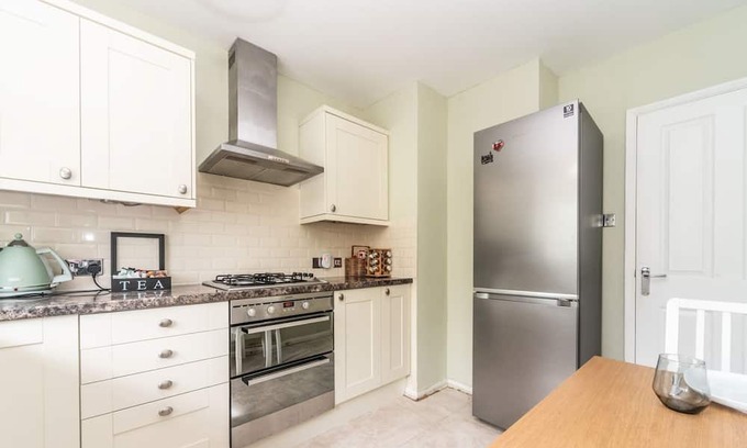 Worcester Park Apartment | Lovely, cosy gem with free parking | Pass the Keys