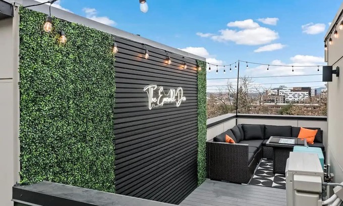 Squire Park House | NEW Urban Seattle Retreat~Rooftop Deck~Hottub