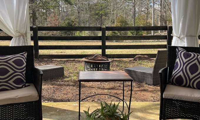 Charlottesville Cottage | Wine Country Cottage in charming Charlottesville /Ivy VA - WiFi AC Pets Welcome