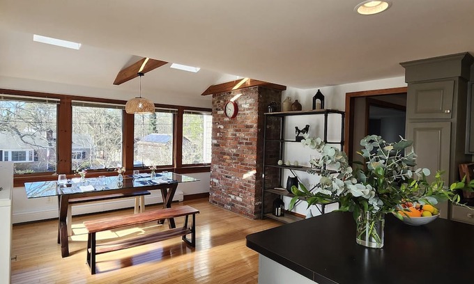 Harwich Center House | Hidden Gem Antique Serene, Peaceful - Tranquil setting - Brigadoon in the Cape
