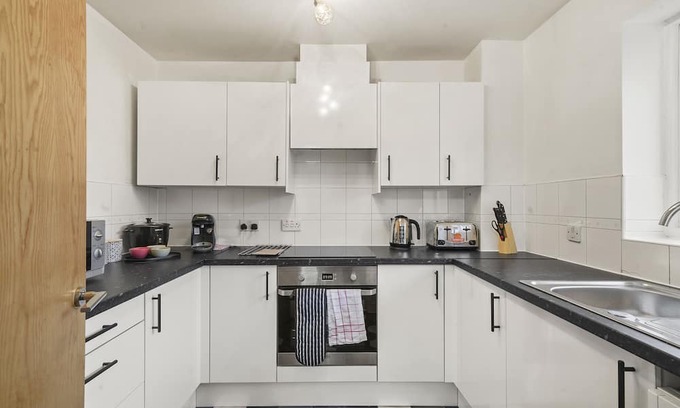 Woolwich Apartment | 2Bed 2 bath |FREE Gated Parking & Wifi ready for your weekly and monthly needs