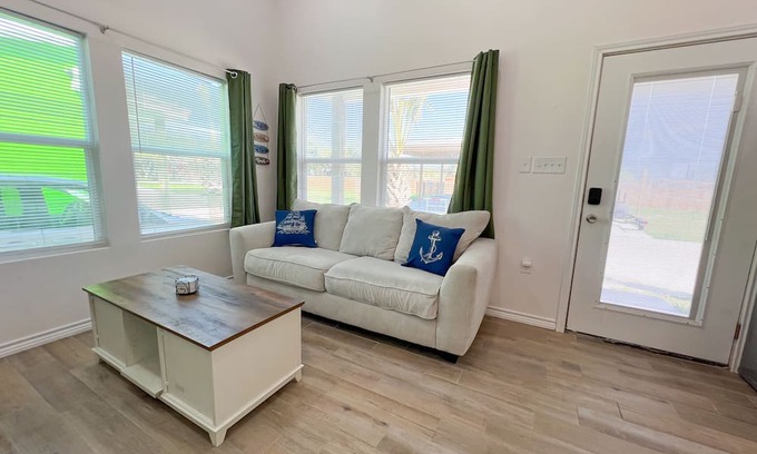 Aransas Pass Cabin | Escape to our cozy 2 bedroom cabin in Aransas Pass, perfect for families of up to 6