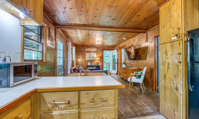 Marion Cabin | Pet-Friendly Cozy Cabin in Peaceful Setting