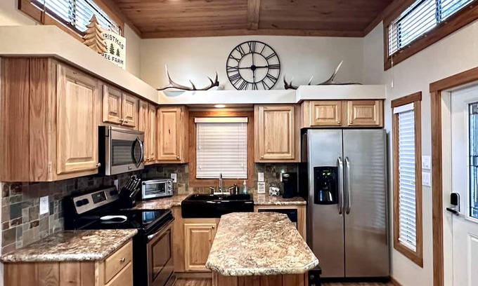 Lindale Cabin | Cozy cabin on the edge of the woods yet close to downtown Lindale.