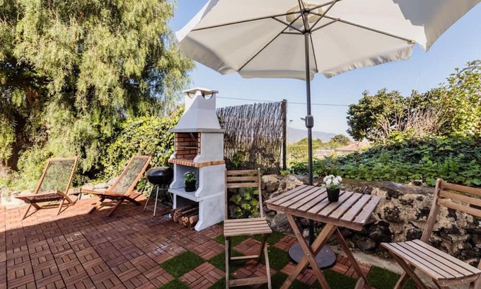 Brena Baja House | Holiday Home 'Casa Cora Con Jacuzzi' with Mountain View, Private Terrace and Wi-Fi