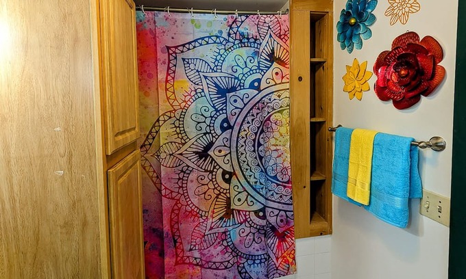 Eastern Vermont House | Escape to Lion Rentals: Unwind with Irie Vibes & Vermont Chill