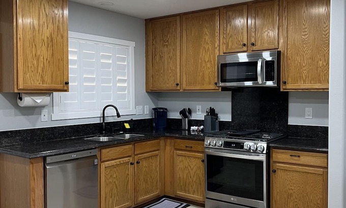 Westminster House | .5 mi-Little Saigon/Disney-8 mi/KTown-.5mi