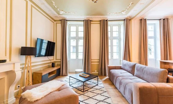 Guingamp Apartment | Logement D'exception : 10 Chambres et Babyfoot