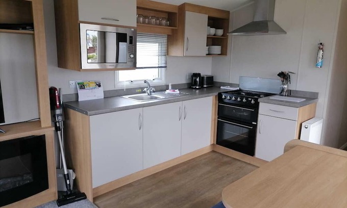 Dymchurch House | Ivy cottage - Parking and outdoor area (D/F)