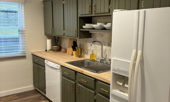 Wilkinsburg Condo | Modern 2bd apartment in Regent Square. Pet friendly!
