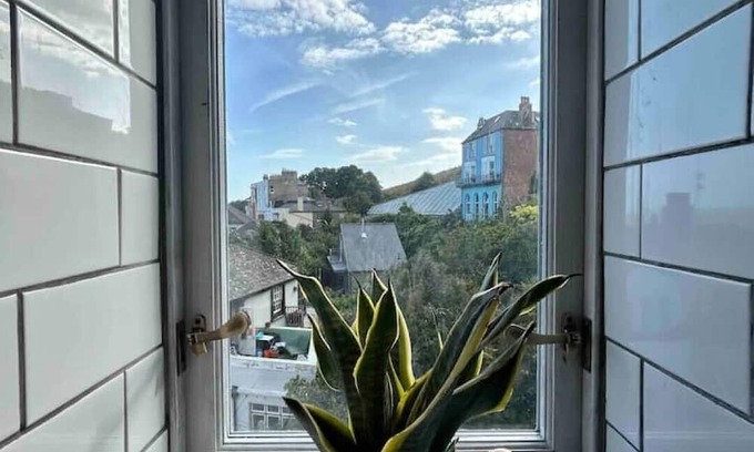 Old Town Hastings Apartment | Eagles Nest: Heart of Old Town with stunning views