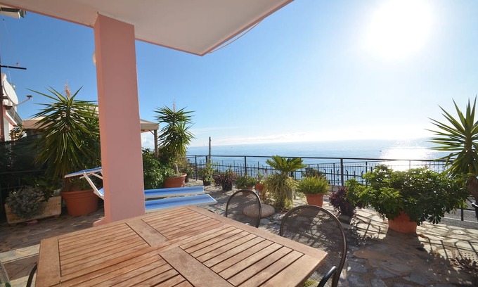 Piani-Ciapin Apartment | Comfortable vacation apartment with large dream terrace, directly by the sea