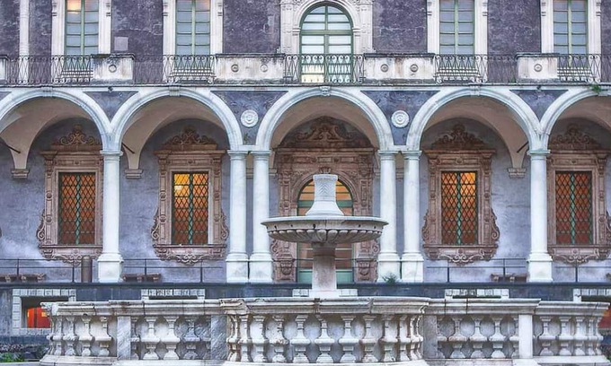 Old Town House | Homerez - House 3 km away from the beach for 6 ppl. with shared pool at Catania