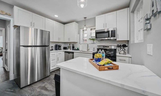 The Southampton House | Blair's Amazing House Sleeps 10 - 5 Beds - 2 Bath