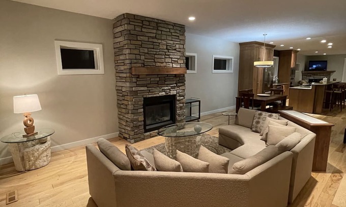 Sunnyside House | Riverside Retreat w/Sauna & Garage! Family-sized & 5min walk to Peace Bridge!