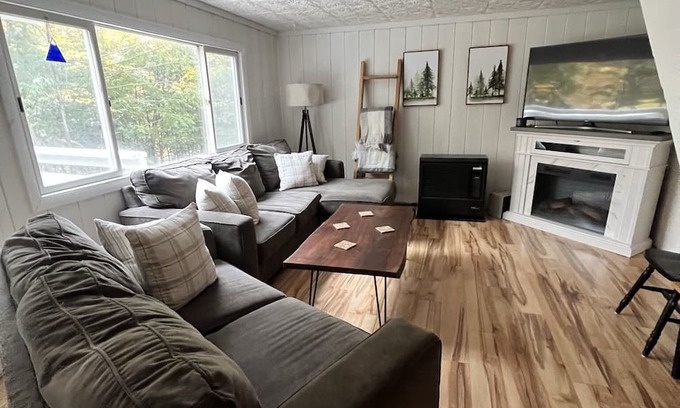 Kingfield House | Cozy Ski Retreat near Sugarloaf