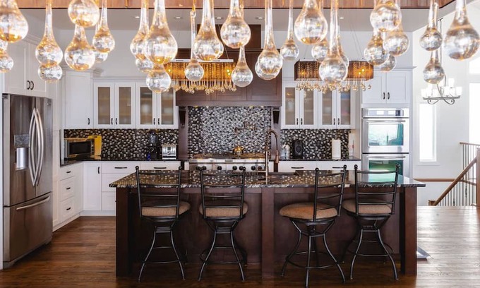 Black Mountain House | Kelowna Retreat- Pool, Hot-tub, Mini Golf, Gym