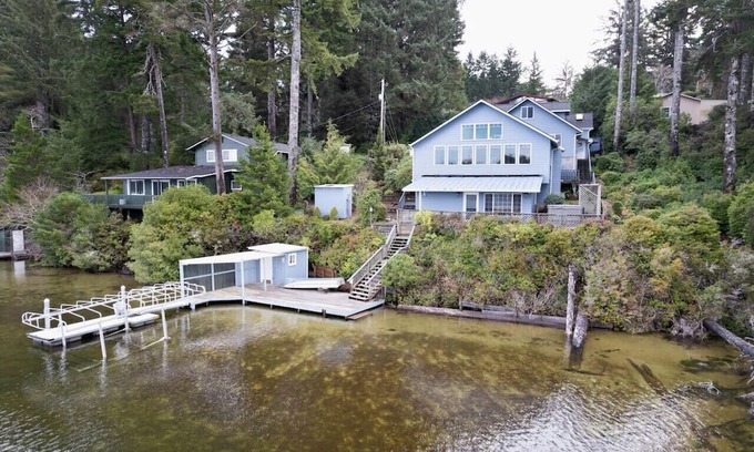 Dunes City House | Woahink Waterfront Wonderland: Lakehouse/Hot Tub