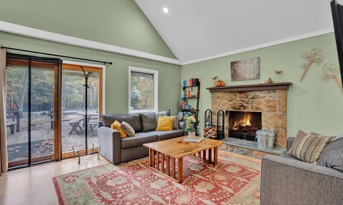 Lake Harmony Estates Cottage | Hot Tub/King Bed/Firepit/Fireplace/Grill/Near Ski