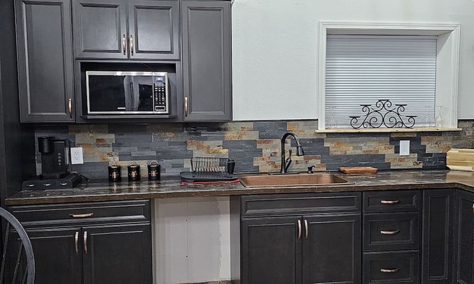 Pine Grove House | Wine lovers retreat!