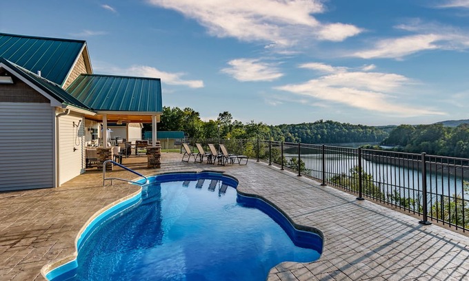 Burnside House | Lake Cumberland Hilltop Villas.