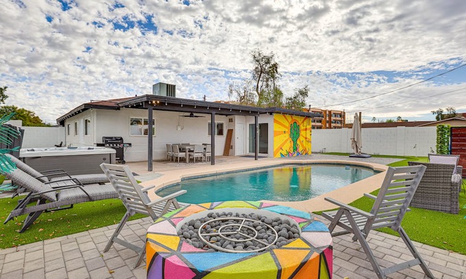 Camelback East House | Phoenix Home: Pool, Hot Tub, Putting Green + More!