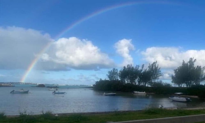 Bellefontaine Neighbors Apartment | Exquisite 1-bedroom Apartment is centrally located in Devonshire Parish