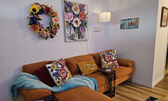 Sayles Blvd. Area House | Cute and cozy 2 bedroom cottage - centrally located and charming!