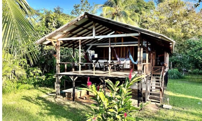 Nuqui House | Maison Familiale vue sur mer Proche de Termales