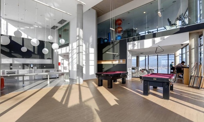 Chinatown Apartment | Cozy Master Suite Room in Gastown Vancouver