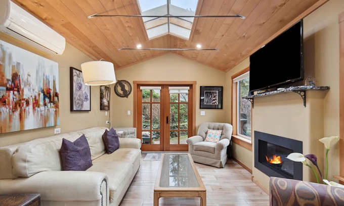 Shawnigan Lake Apartment | Spacious character suite! Close to local private schools, dining and more!