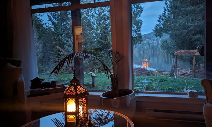 Otter Point House | A serene place by the lake.