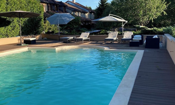 Charcier Bed & Breakfast | Maison de Campagne Avec Grande Terrasse & Piscine Pour Passer un bon Week-end