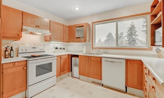 Brentwood House | A beautiful 3-level split house - near U of C and C-train
