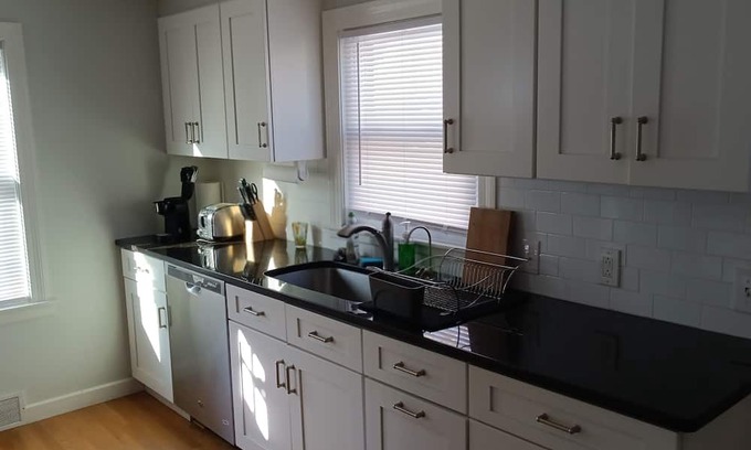 Gloucester House | Cozy 2 bedroom between the beach and downtown