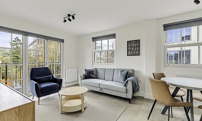 Turnham Green Apartment | Sunny 2-Bed Gem in Chiswick