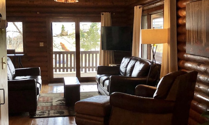 Bozeman Cabin | Comfortable log home in great Bozeman location close to MSU, hospital and trails