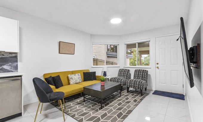Guildford House | Pristine 3 Beds 2 Washroom Guest Suite in Surrey