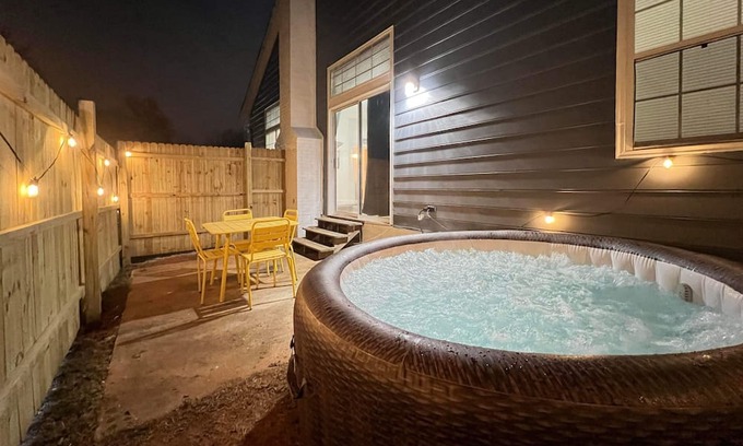 Charlotte House | Glam House w/ King Bed + Hot Tub