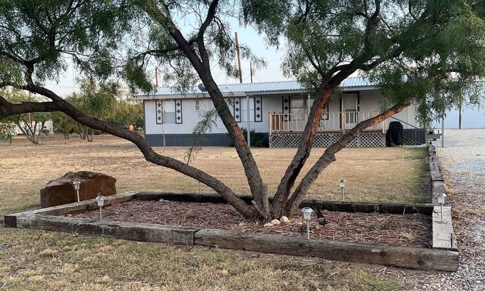 Voss House | Lake Life Rentals Runaway Place @ O.H. Ivie - About 2 miles from boat ramps.