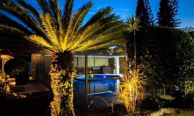 Carrollwood House | Upscale Tampa Bay Dream Home Pool / Putting Green