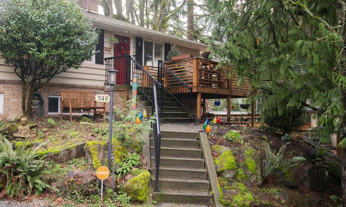 Edmonds House | Charming and Spacious PNW Escape