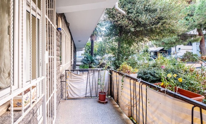 Caddebostan Mahallesi Apartment | Chic Flat with Balcony Close to Caddebostan Shore